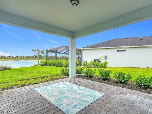 a view of a back yard