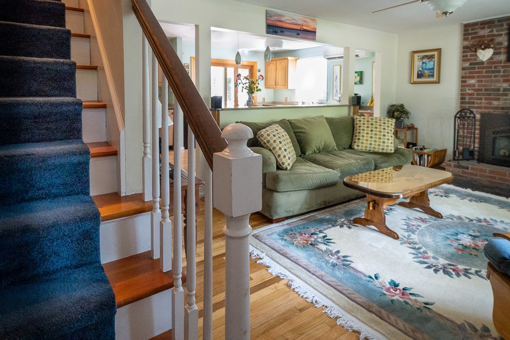 5 Barton Lane Middletown, RI 02842 - Photo 11 of 36 Living room
