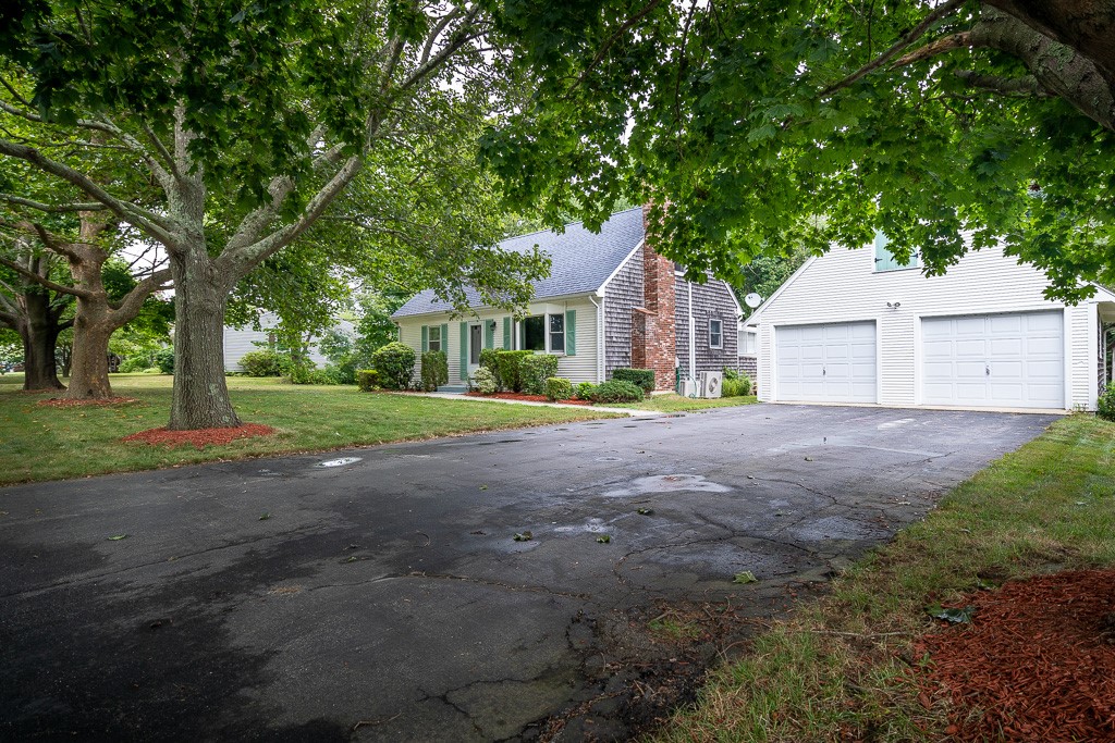 5 Barton Lane Middletown, RI 02842 - Photo 3 of 36 Driveway and garage