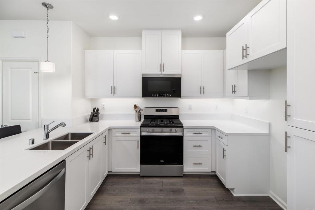 953 Radcliffe Trail Vista, CA 92081 - Photo 11 of 34