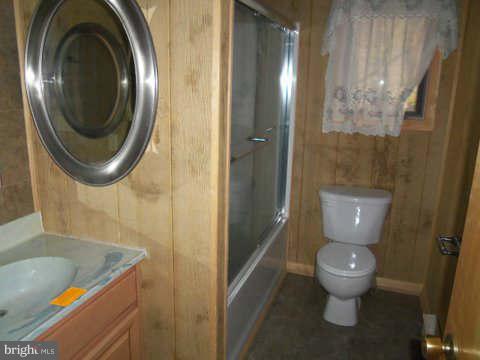 301 Mountainside Road Berkeley Springs, WV 25411 - Photo 5 of 8 Bath