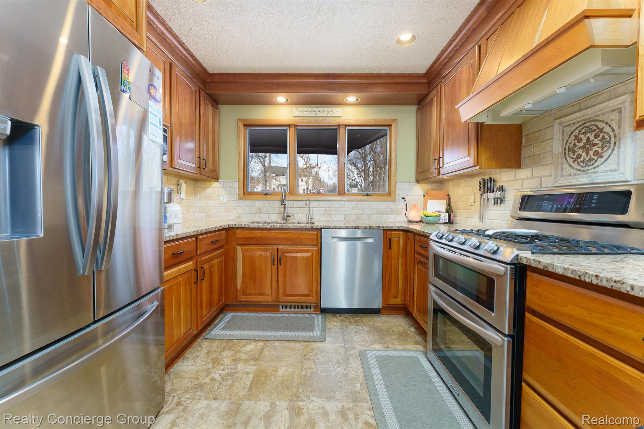 7170 Cowell Road Brighton, MI 48116 - Photo 14 of 38 Updated kitchen w/ granite counters, new flooring