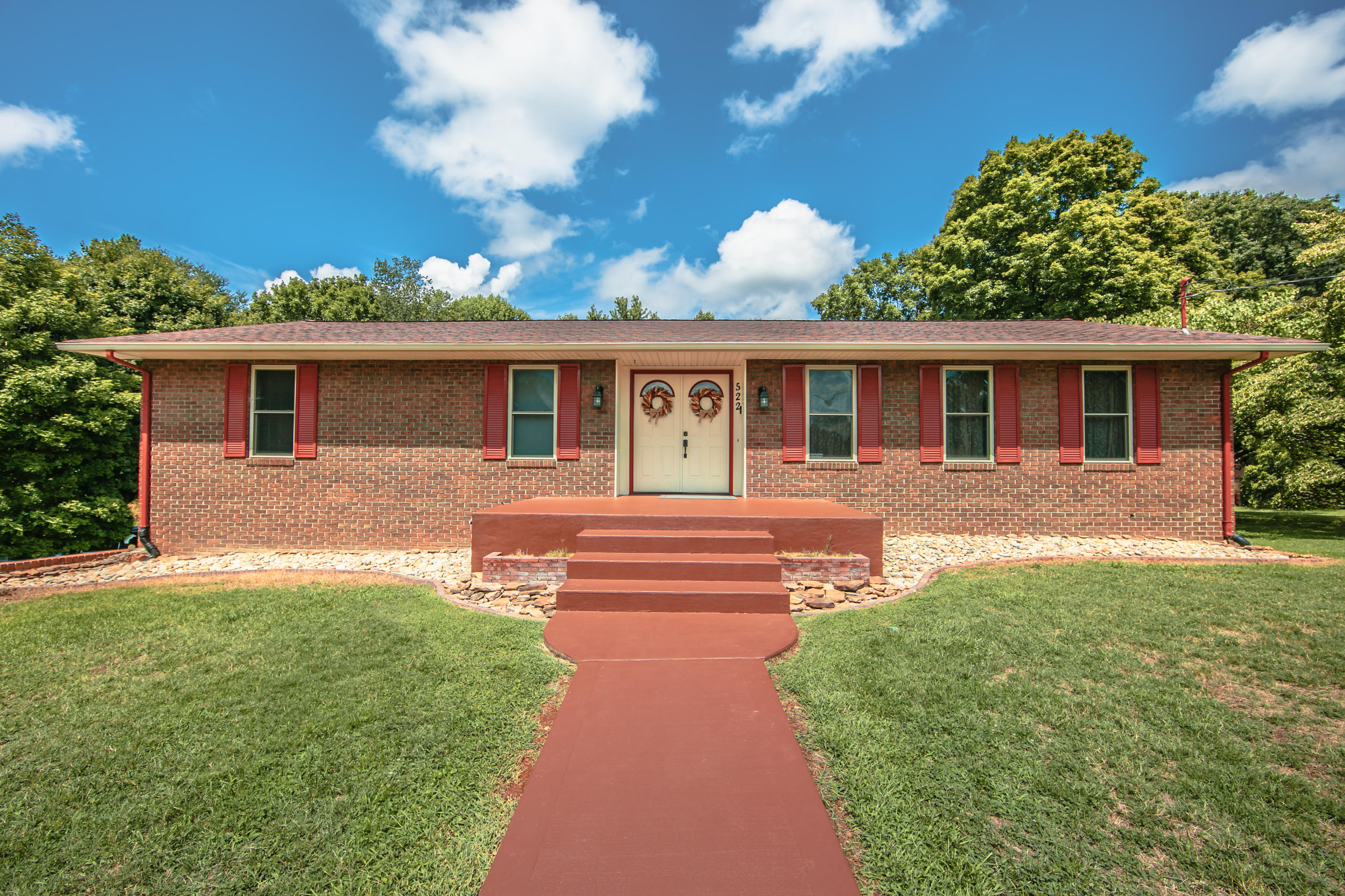 522 Bluff Pointe Road Harriman, TN 37748 - Photo 1 of 31 0M6A5888-1