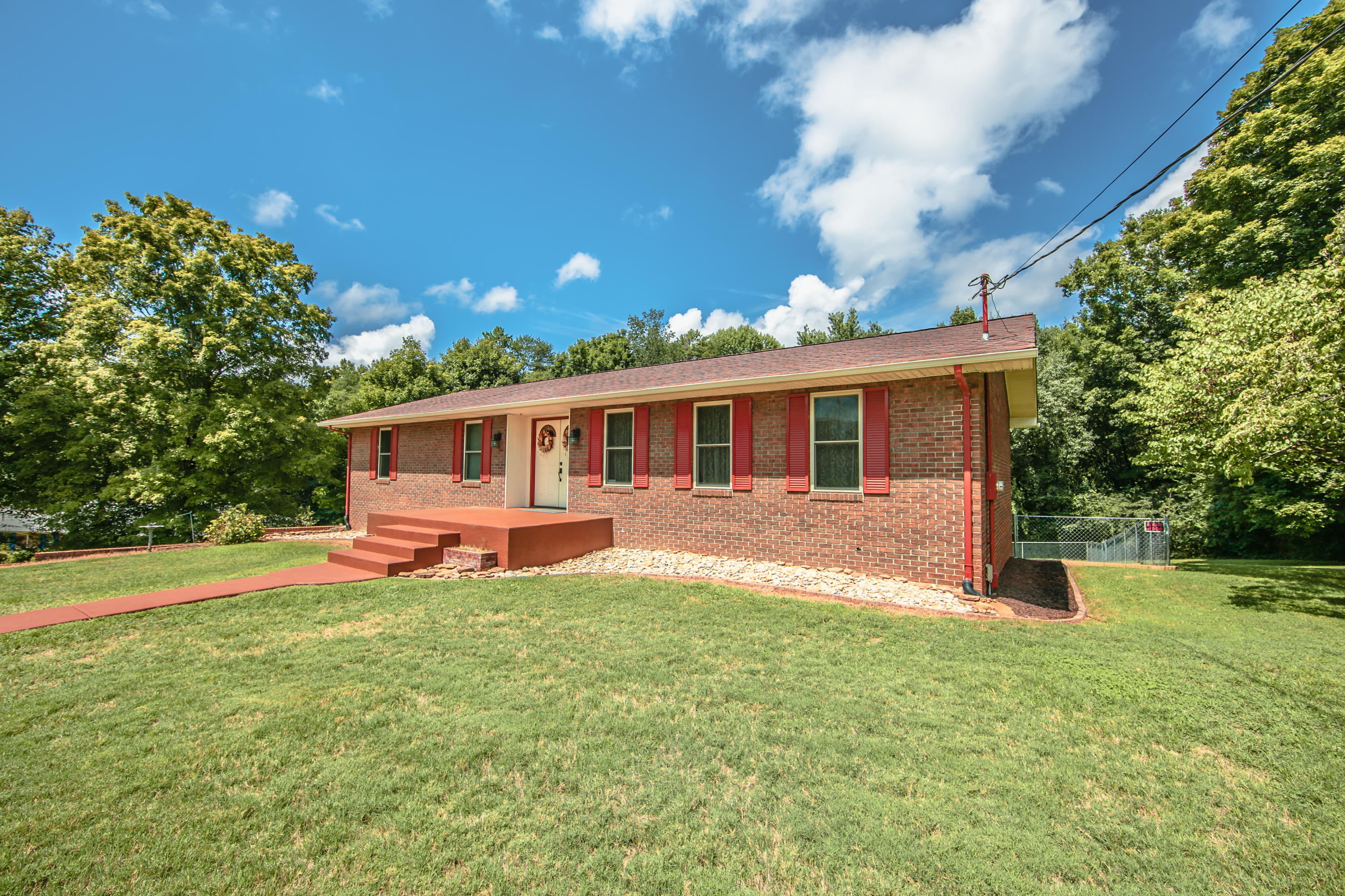 522 Bluff Pointe Road Harriman, TN 37748 - Photo 4 of 31 0M6A5890-1