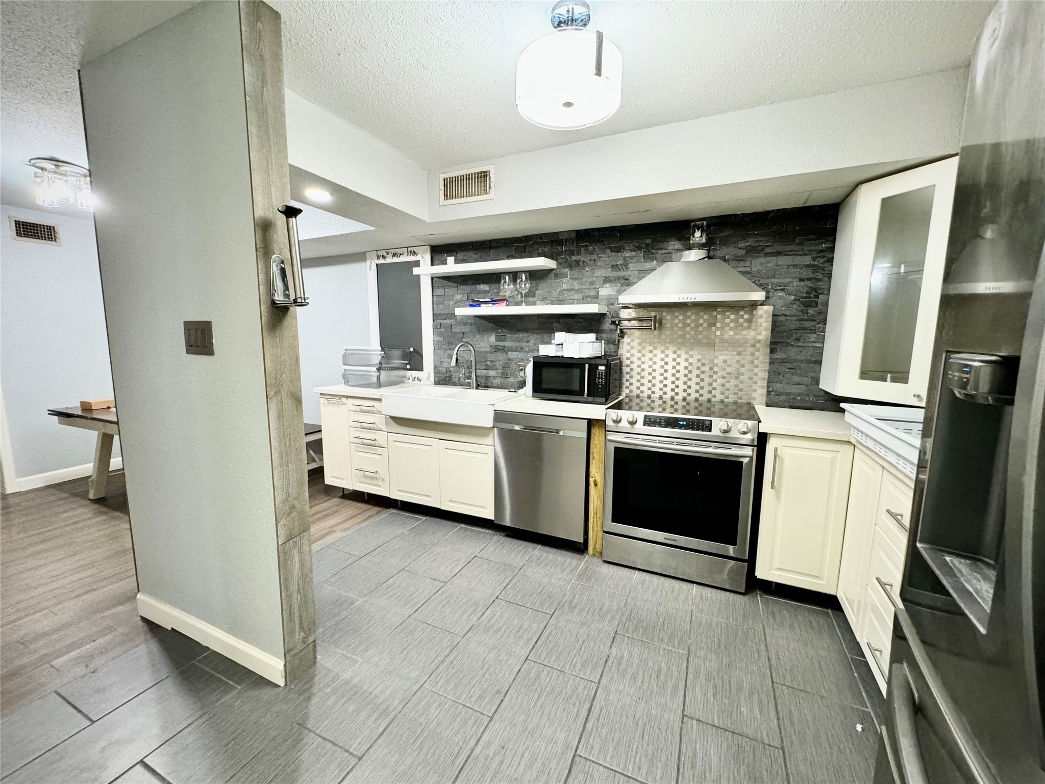 8918 Bissonnet Street, Unit 402 Houston, TX 77074 - Photo 7 of 25