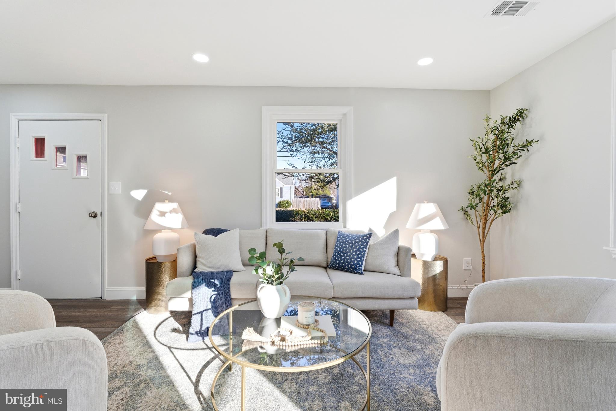 6735 Gouthier Road Falls Church, VA 22042 - Photo 10 of 41 Living area