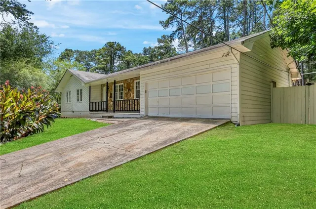 a view of a house with a backyard