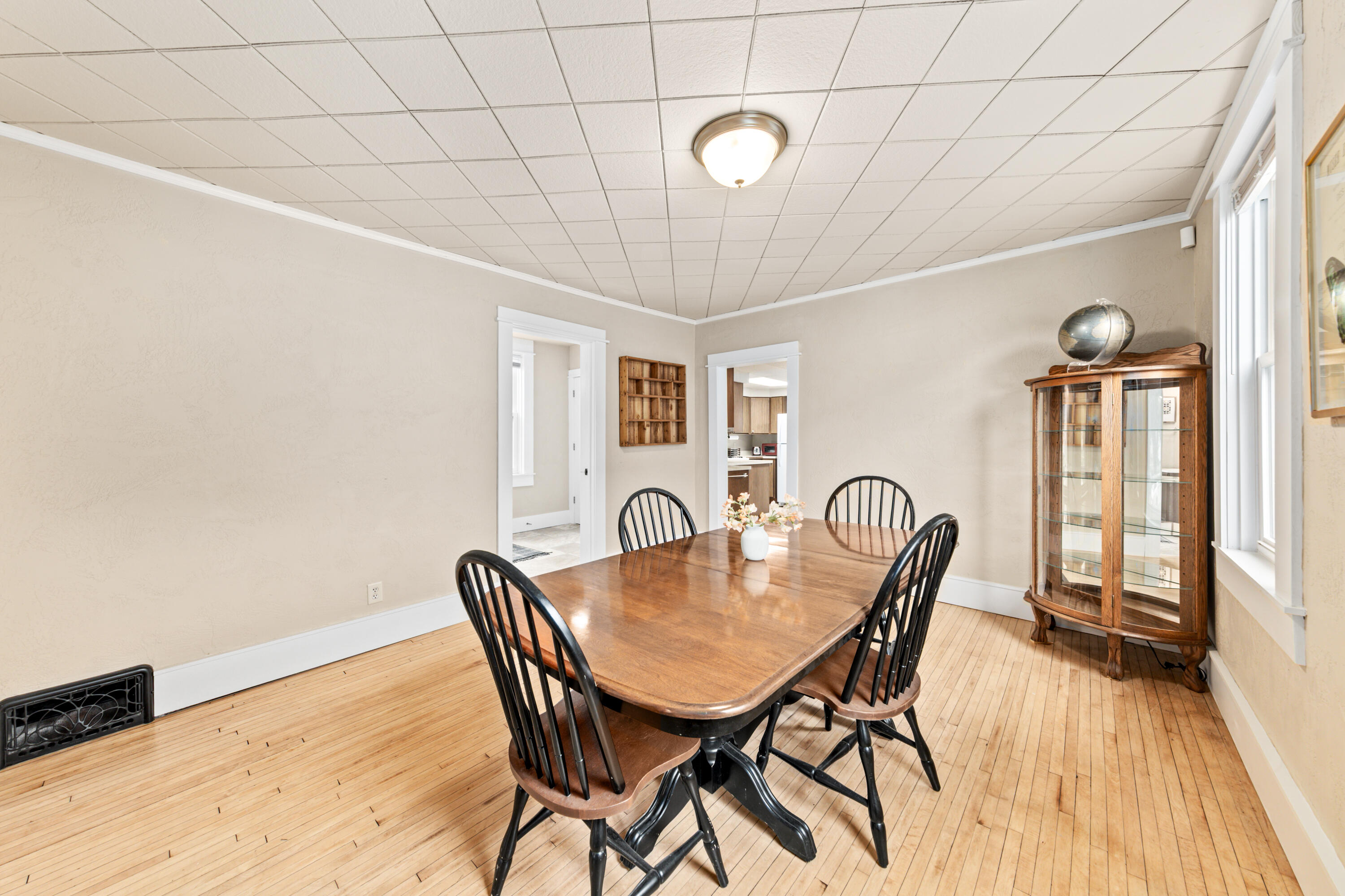 122 Mill Street Oshkosh, WI 54901 - Photo 6 of 19 06