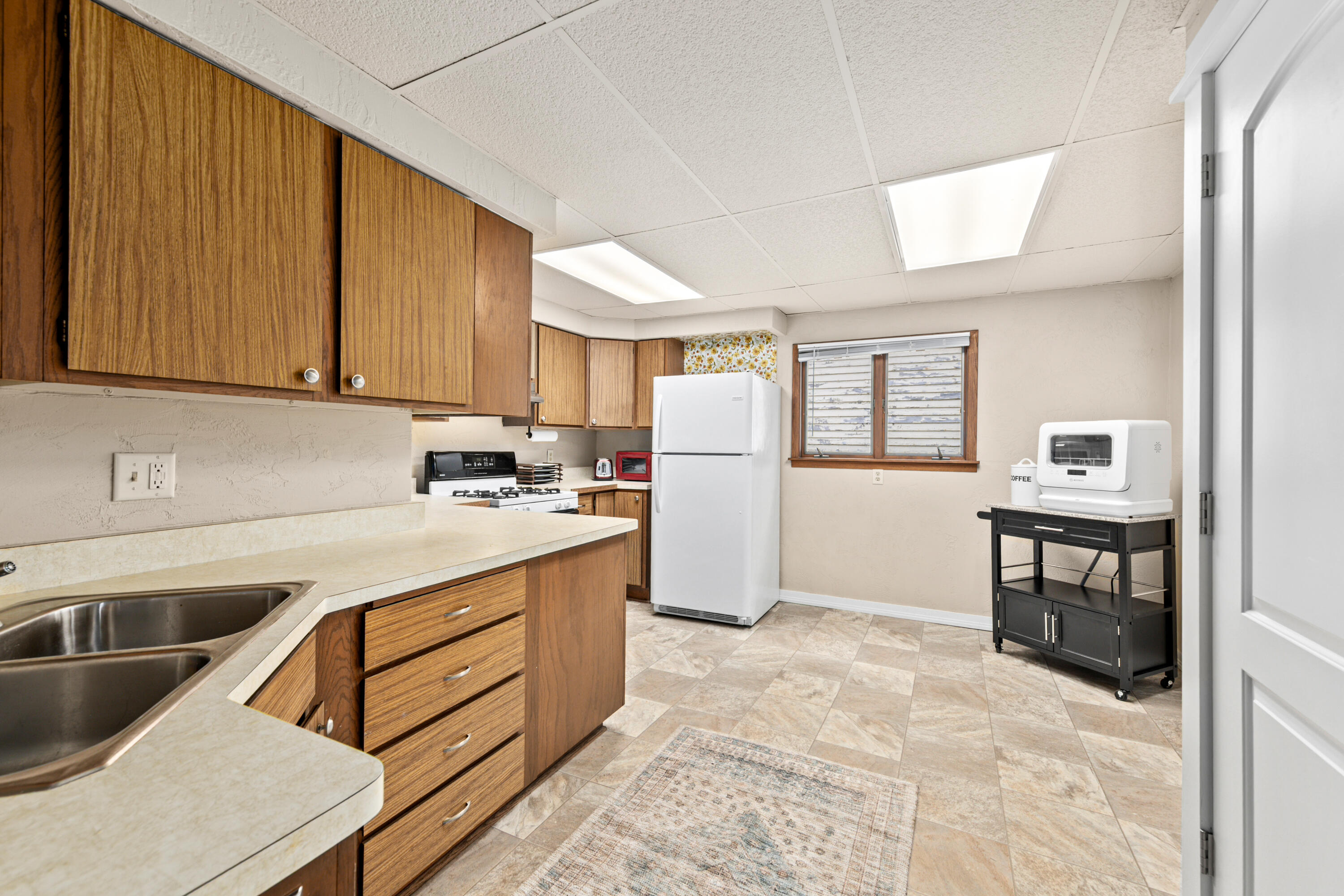 122 Mill Street Oshkosh, WI 54901 - Photo 9 of 19 09