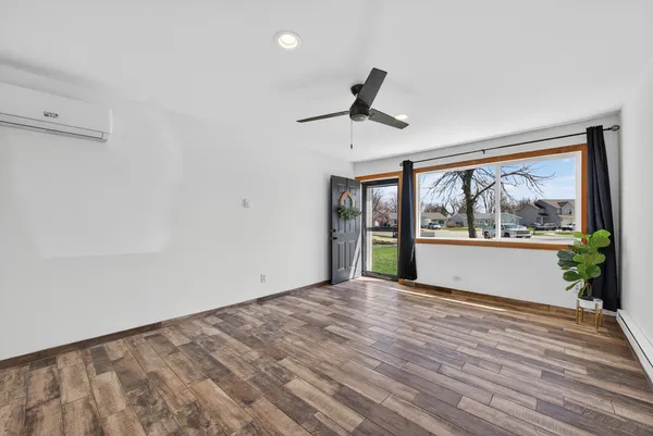 $1,300 | 1140 Ohio Court, Aurora, IL 60505