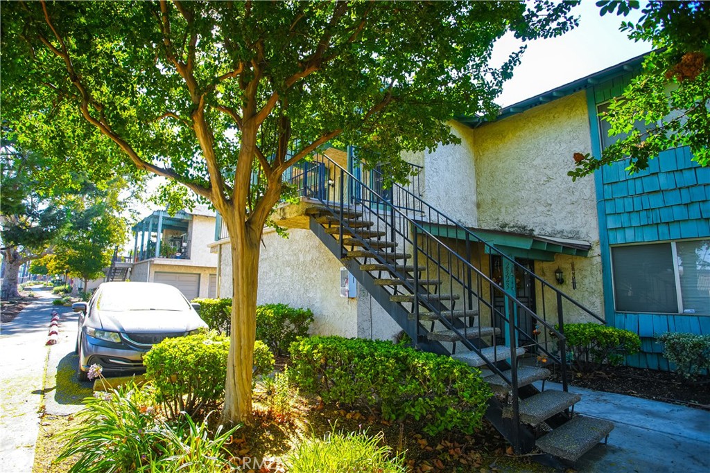 2321 Gonzaga Lane Riverside, CA 92507 - Photo 2 of 24 a backyard of a house with lots of green space
