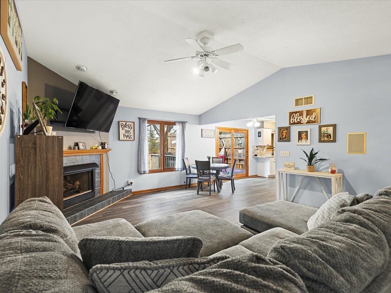1101 Drexel Road Lake Summerset, IL 61019 - Photo 16 of 34 a living room with furniture and a flat screen tv