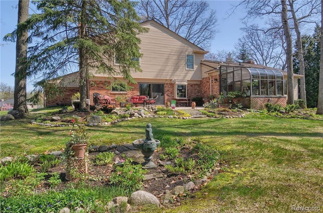 967 Sandhurst Road Bloomfield Hills, MI 48302 - Photo 35 of 39 Rear