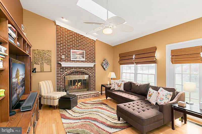 8006 Craddock Road Greenbelt, MD 20770 - Photo 15 of 30 Living Room