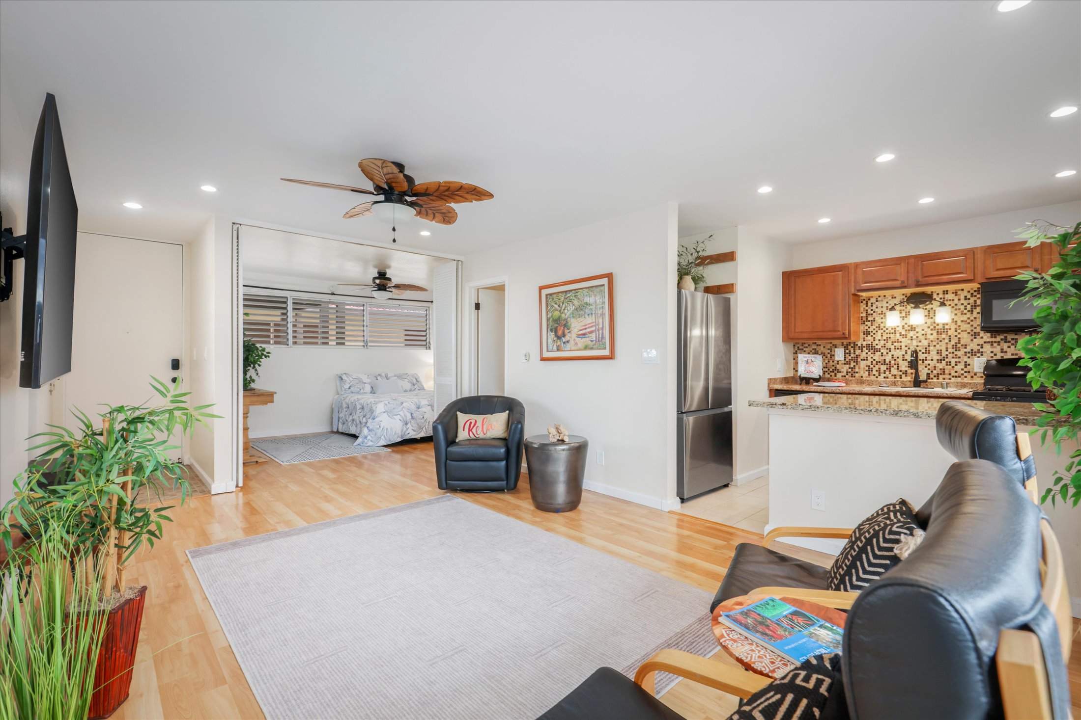 75-5873 Walua Road, Unit 312 Kailua-Kona, HI 96740 - Photo 2 of 15 a living room with furniture and a flat screen tv