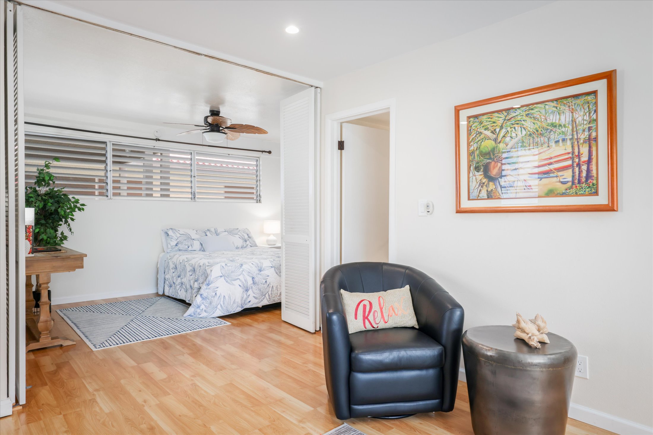 75-5873 Walua Road, Unit 312 Kailua-Kona, HI 96740 - Photo 6 of 15 a living room with furniture and a potted plant