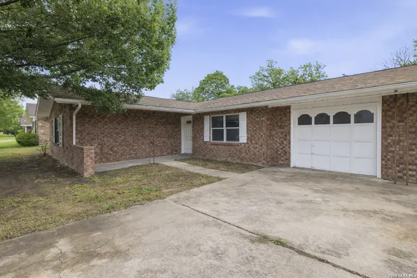 $2,100 | 301 Manor Drive, Unit A, Kerrville, TX 78028