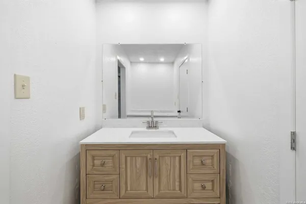 $2,100 | 301 Manor Drive, Unit A, Kerrville, TX 78028