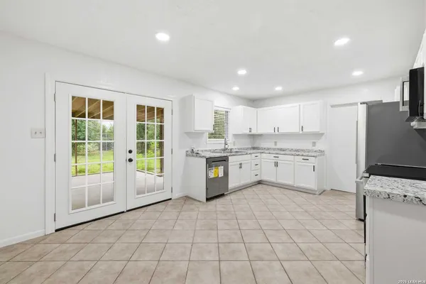 $2,100 | 301 Manor Drive, Unit A, Kerrville, TX 78028