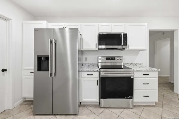 $2,100 | 301 Manor Drive, Unit A, Kerrville, TX 78028