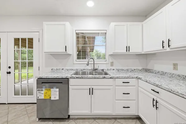 $2,100 | 301 Manor Drive, Unit A, Kerrville, TX 78028