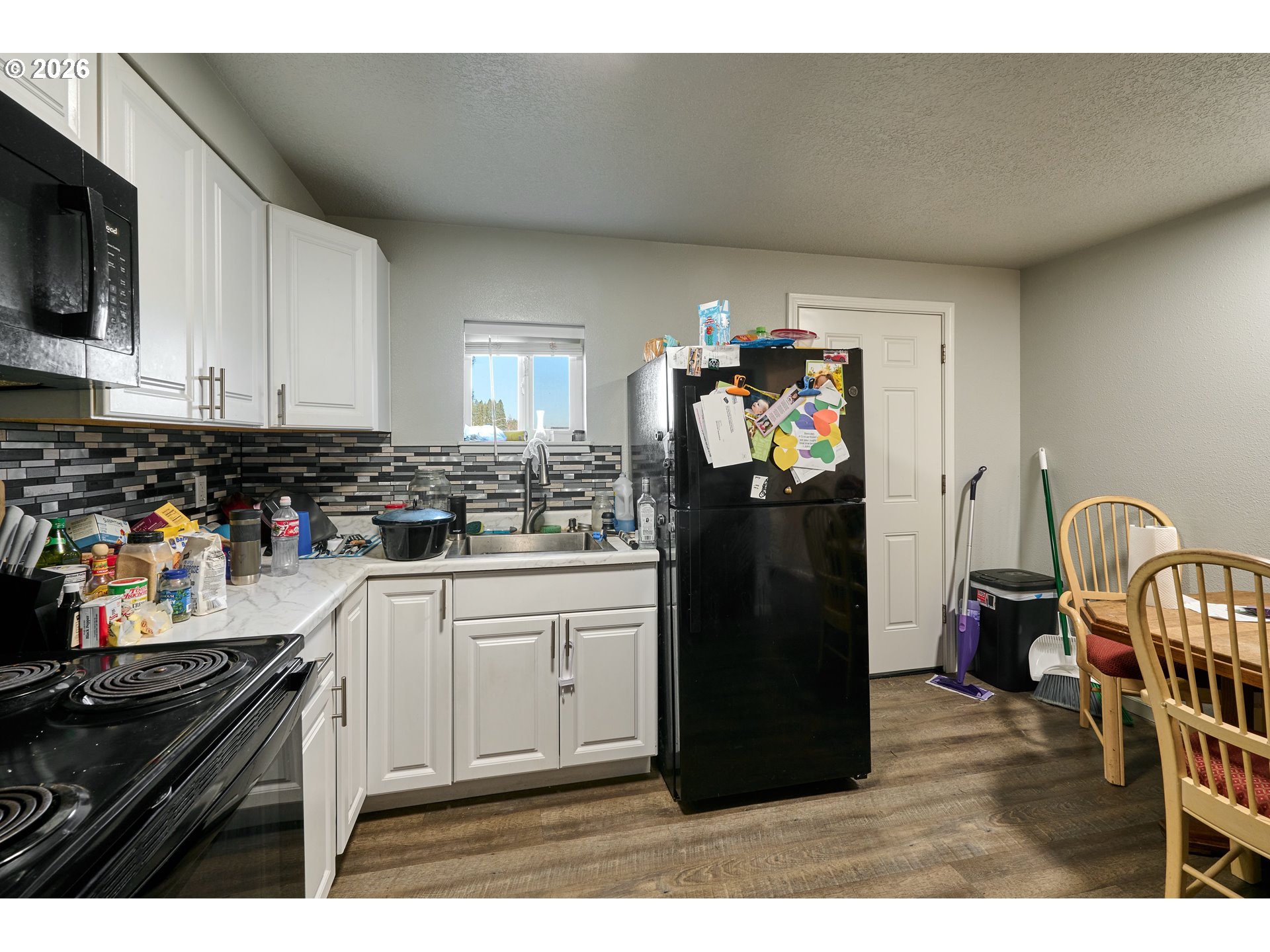 880 North Pershing Street Mount Angel, OR 97362 - Photo 20 of 30 a kitchen with refrigerator and window