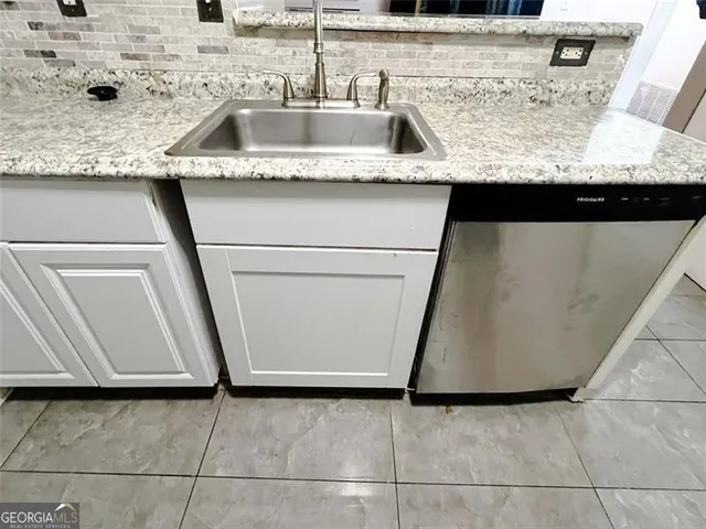 a close view of sink and tap