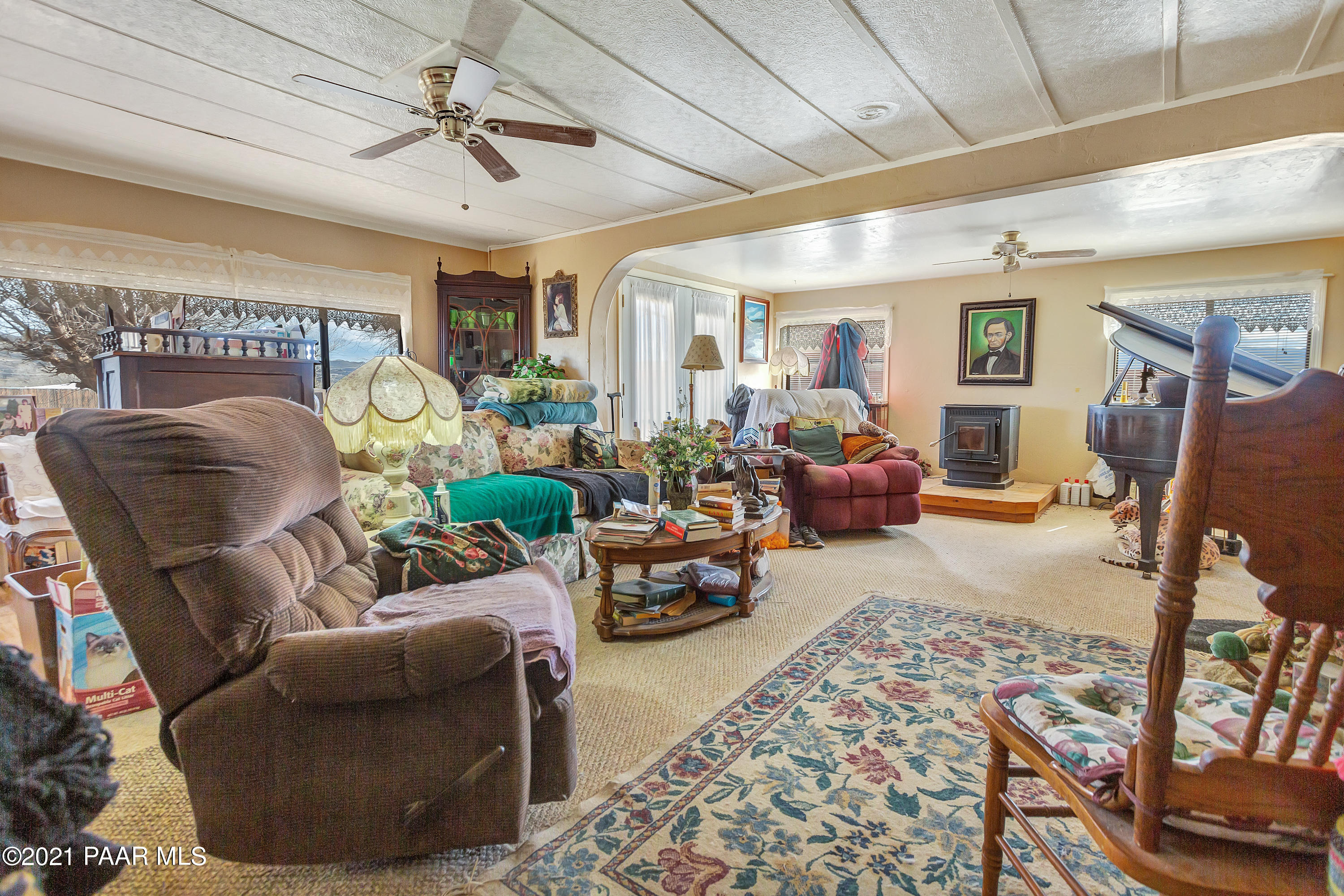 212 North Outback Road Dewey, AZ 86327 - Photo 5 of 37 Main living area