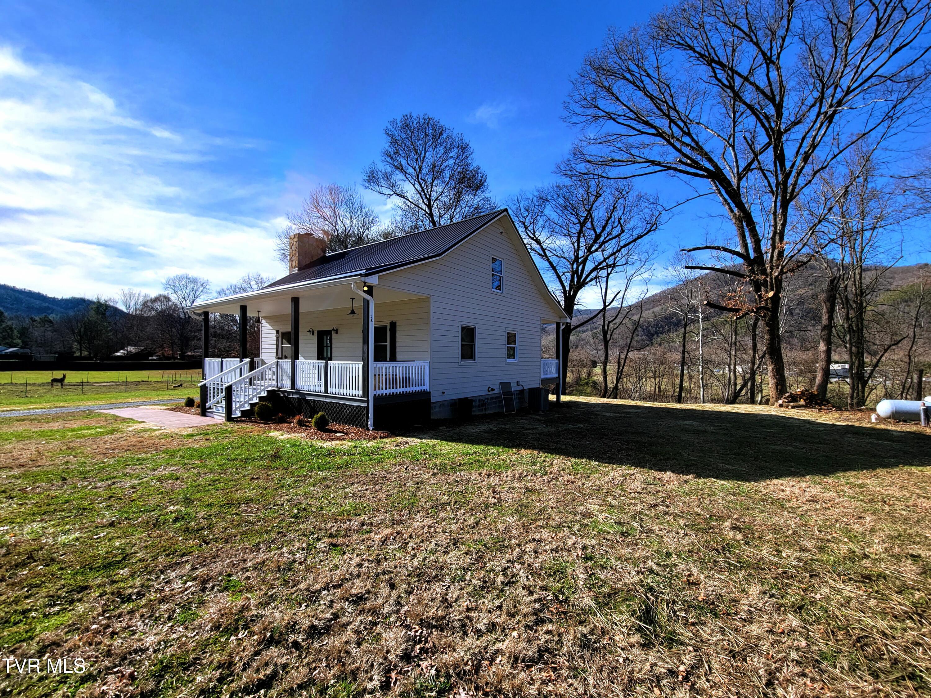 109 Carey Lane, Unit 5 Erwin, TN 37650 - Photo 4 of 22 20221219_134913