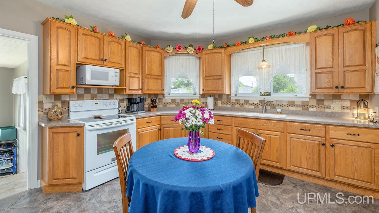1402 North 16th Street Escanaba, MI 49829 - Photo 7 of 27