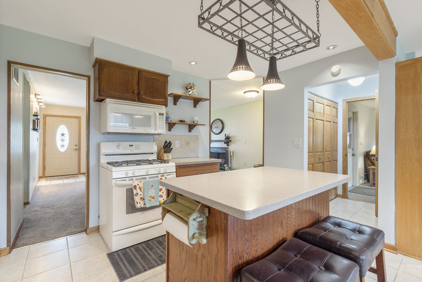 10 Durango Road Montgomery, IL 60538 - Photo 6 of 21 a kitchen with a table chairs and refrigerator