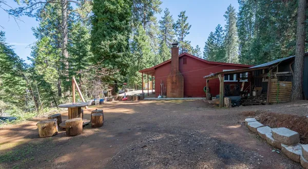 a view of a house with backyard