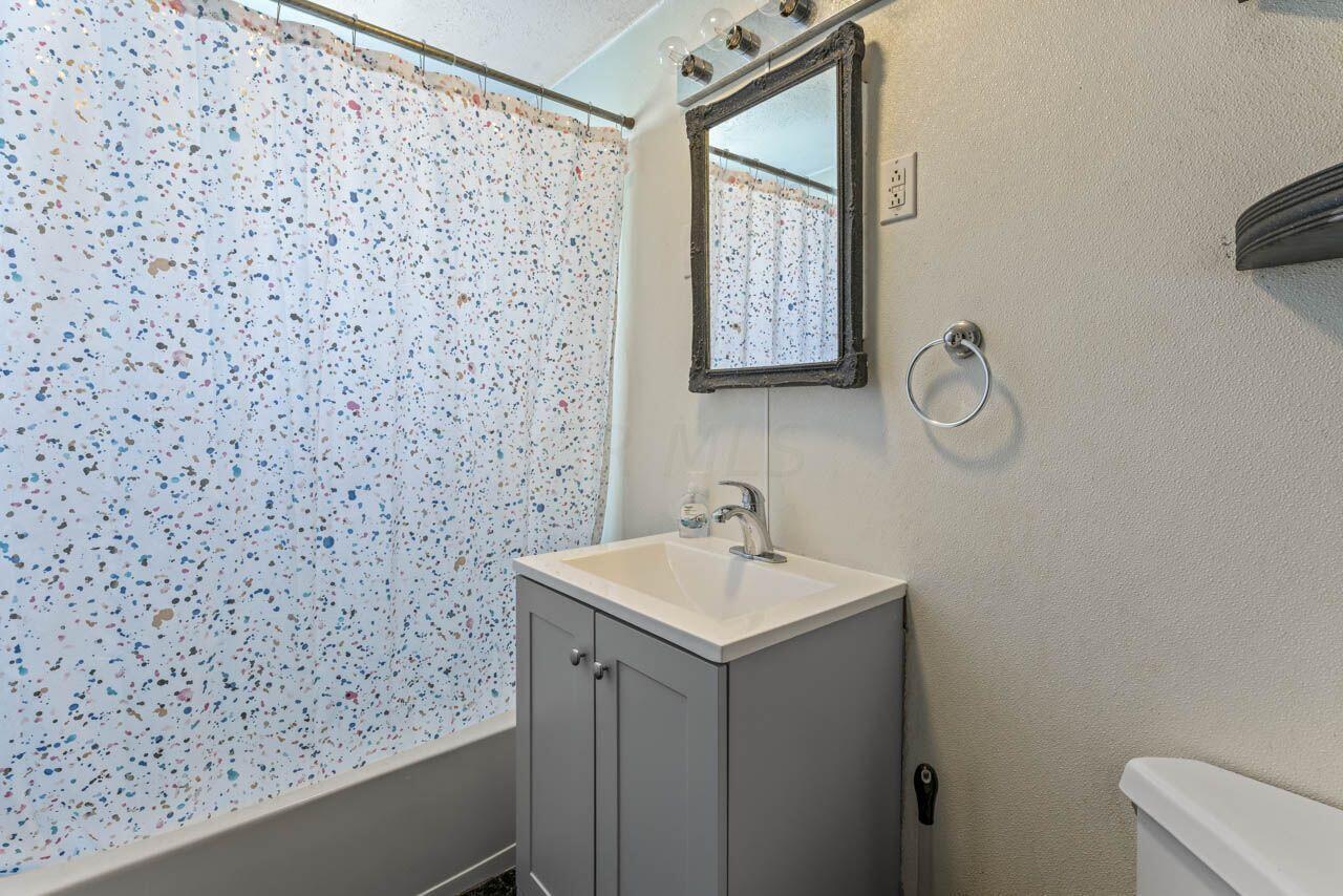 101 Summit Street Newark, OH 43055 - Photo 12 of 29 Full Bathroom