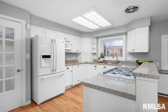 $389,900 | 777 25th Ave Court, Moline, IL 61265