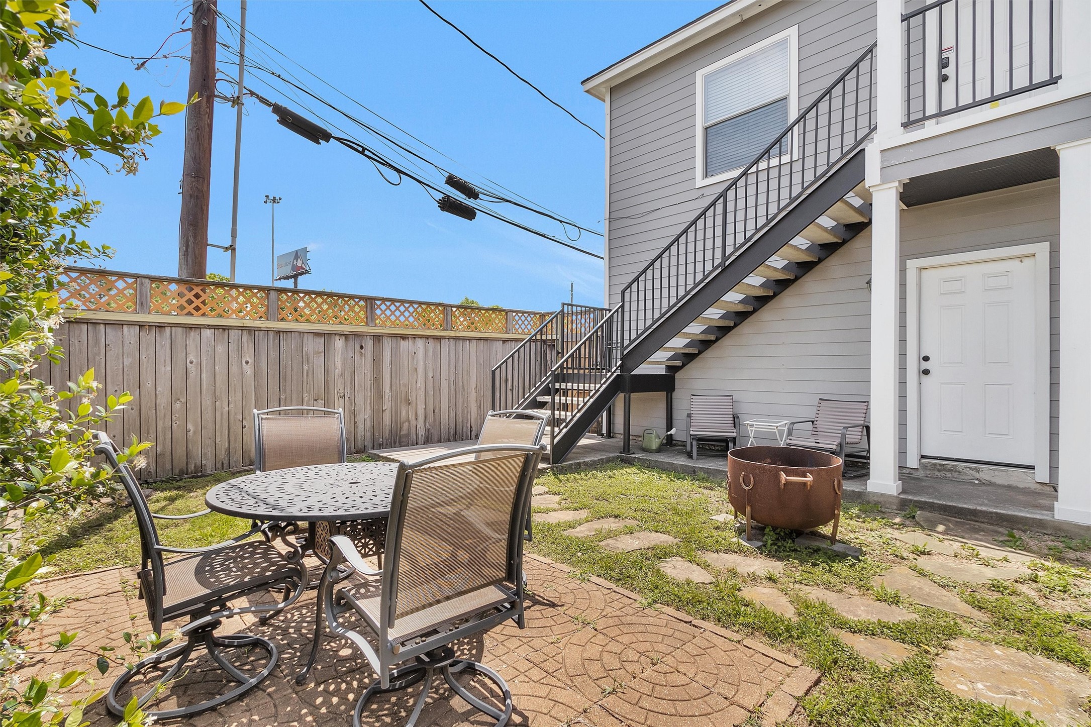 304 Vincent Street Houston, TX 77009 - Photo 32 of 36 a backyard of a house with table and chairs
