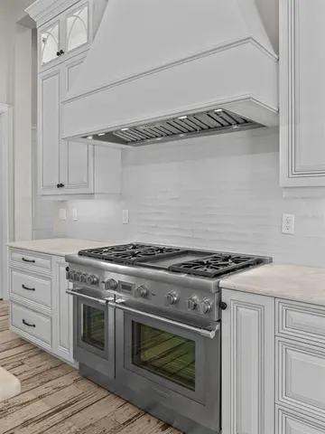 a view of a room with wooden floor and closet