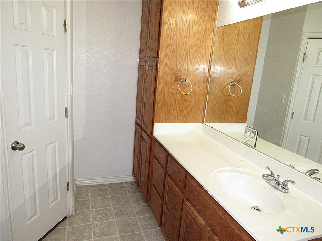 65 Bluebonnet Loop Belton, TX 76513 - Photo 14 of 26 Primary bath
