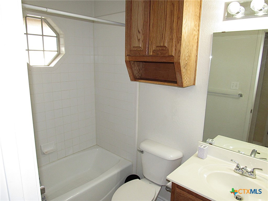 65 Bluebonnet Loop Belton, TX 76513 - Photo 17 of 26 Guest bath. Tub/shower combo with tile surround