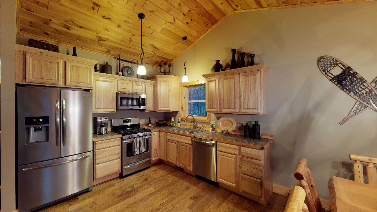 1847 Round Lake Road Interlochen, MI 49643 - Photo 9 of 35 1846323-8.JPG