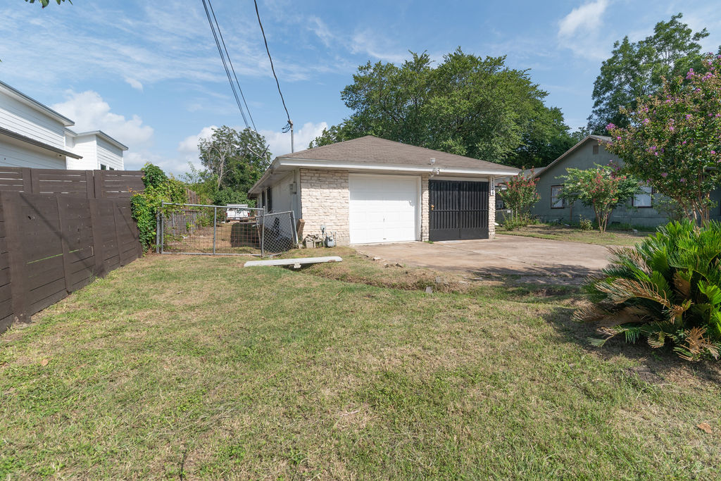 1106 Saucedo Street Austin, TX 78721 - Photo 27 of 34 View of yard