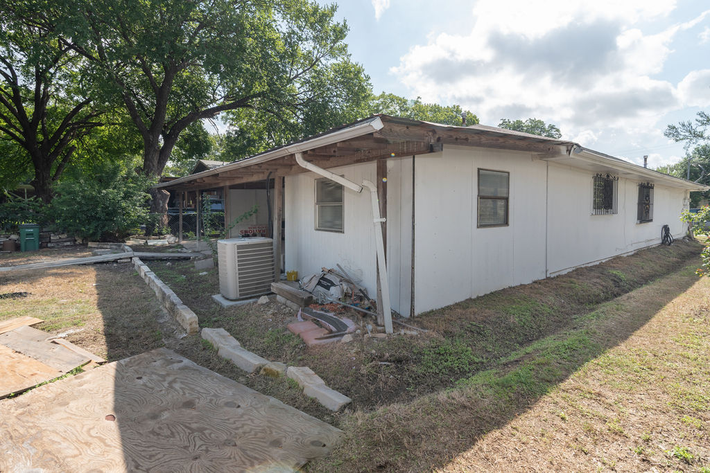 1106 Saucedo Street Austin, TX 78721 - Photo 31 of 34 Endless potential out back—this detached structure is ready for your next creative transformation.