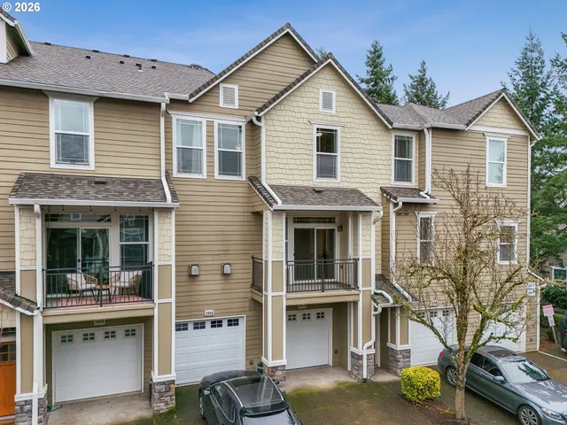 a view of a yard in front of house