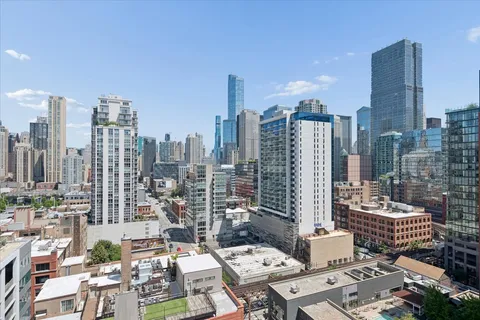 $439,900 | 330 West Grand Avenue, Unit 1707, Chicago, IL 60654