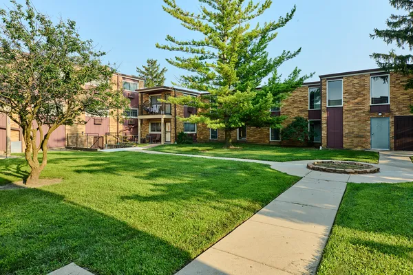 $189,000 | 1320 A Lore Lane, Unit 101, Lombard, IL 60148