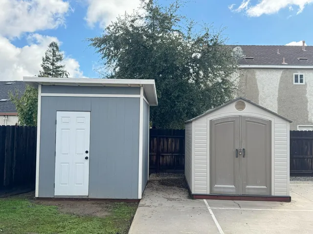 a view of a yard with a sitting area