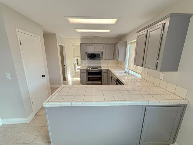 a kitchen with kitchen island a counter top space and appliances