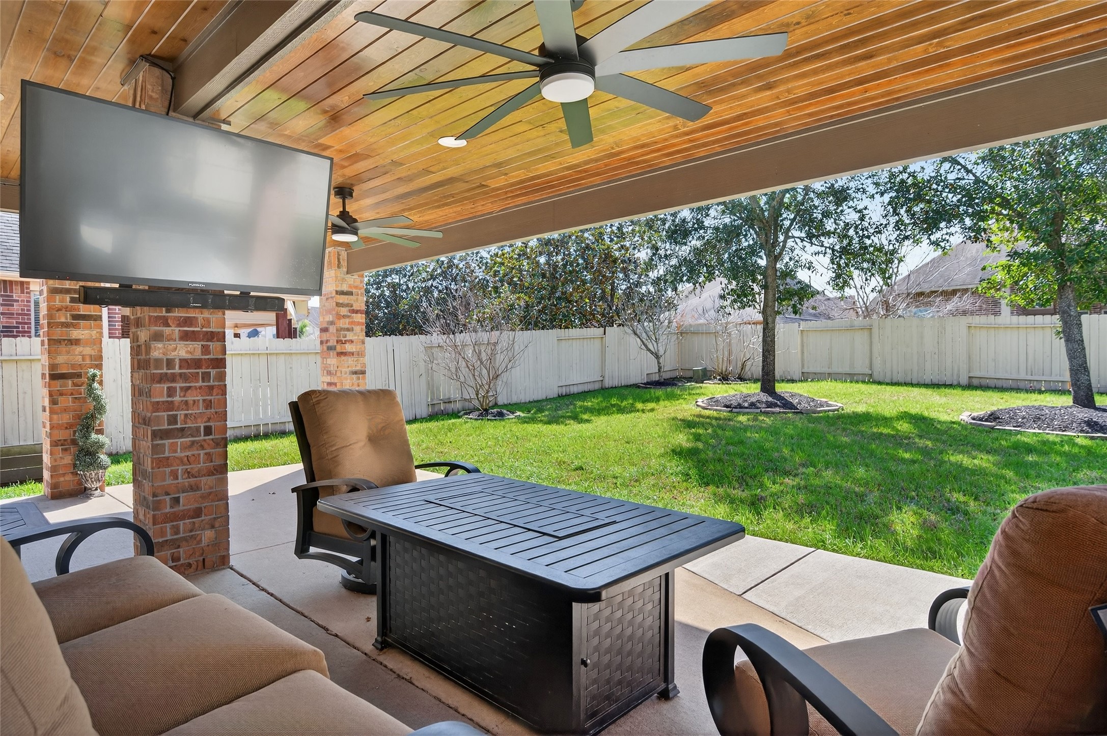 4331 Estes Ridge Lane Katy, TX 77493 - Photo 40 of 42 a backyard of a house with table and chairs