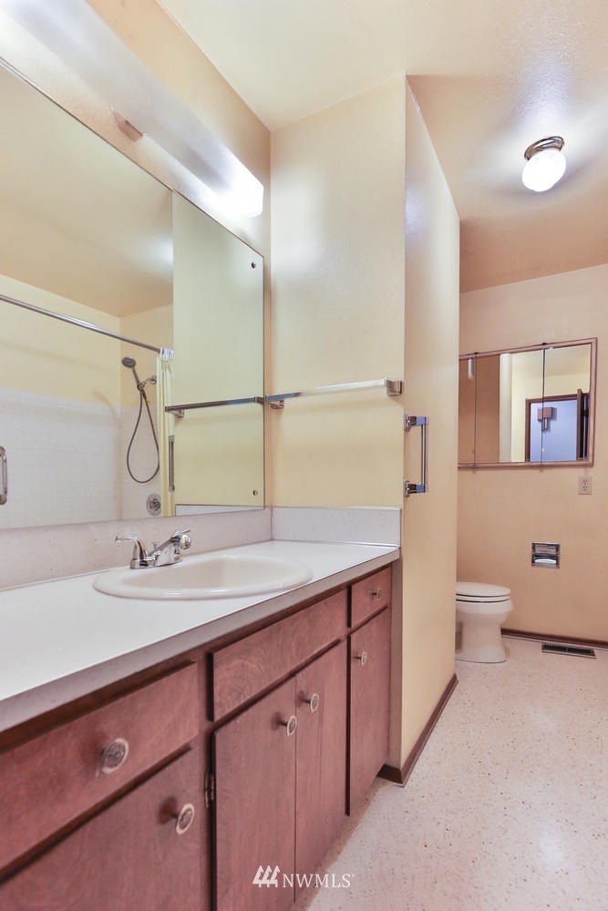 9032 Meridian Place North Seattle, WA 98103 - Photo 11 of 25 Gallery Image 11