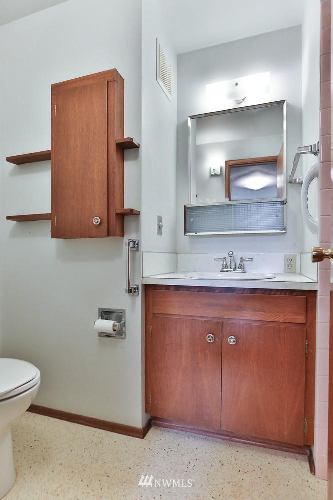 9032 Meridian Place North Seattle, WA 98103 - Photo 13 of 25 Gallery Image 13