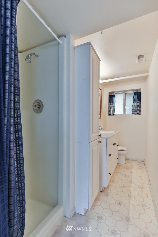 9032 Meridian Place North Seattle, WA 98103 - Photo 21 of 25 Gallery Image 21